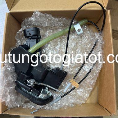 Khóa ngậm cánh cửa Toyota Landcruiser đời 1998-2002 sau lái