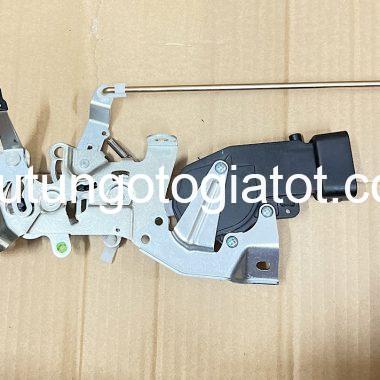 Khóa ngậm cốp hậu Toyota Landcruiser đời 1998-2009 