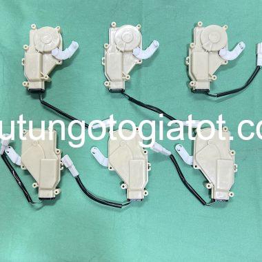 Chuột cửa hậu xe Ford Escape: 6L8Z7843400