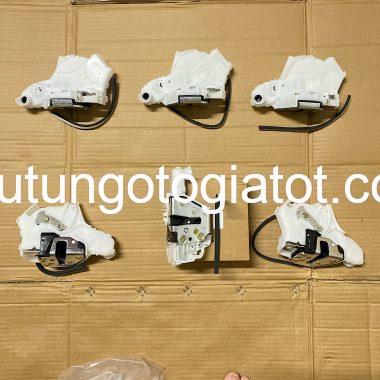 Khóa cửa ngậm Toyota Hilux 2005 trước phụ mã 69310-0K021